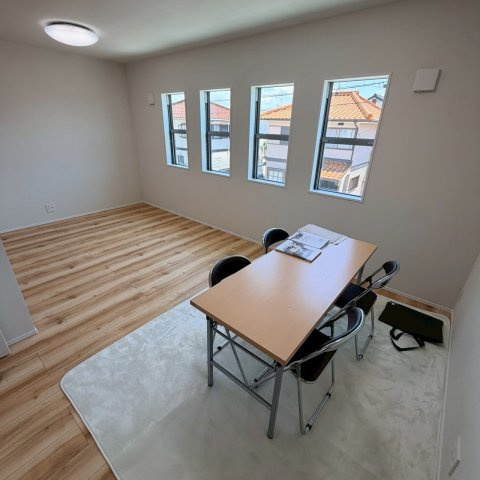 ☆選べる家具プレゼント☆空港通７丁目　新築戸建　3LDKの洋室|全居室が洋室仕様の明るいお部屋は、全居室収納付きで子ども部屋やリモートワークのスペースとしても使いやすく、南側からの光を感じながら毎日を自分らしく軽やかな気分で過ごせる。