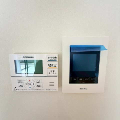 ☆選べる家具プレゼント☆空港通７丁目　新築戸建　3LDKの防犯設備|ＴＶモニタ付インターホンが完備された玄関は、お子様のお留守番時や突然の来客時も室内から顔を確認して対応できるため防犯面が頼もしく、いつでも安心感をもって家族を優しく迎え入れてくれる。