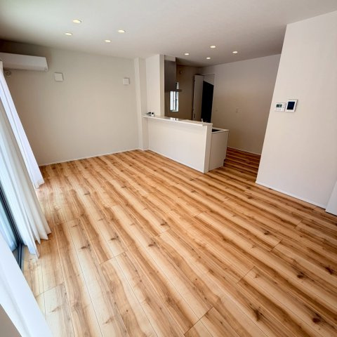 空港通７丁目　新築戸建　3LDKの居間・リビング|建物面積９３．１５平米を誇る快適な３ＬＤＫは、床下収納をはじめ各所に豊かな収納が整っているためお家全体をすっきりと美しく保て、家族みんながゆったりとのびのび暮らせる。