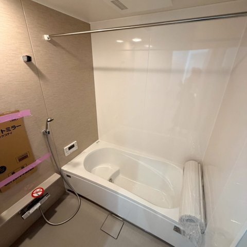 空港通７丁目　新築戸建　3LDKの浴室|１坪以上の広々としたバスルームは、浴室乾燥機や追い焚き機能、便利な窓が完備されており、一日の終わりにゆったりと足を伸ばしてお湯に浸かりながら日々の疲れを心地よくリフレッシュできる。