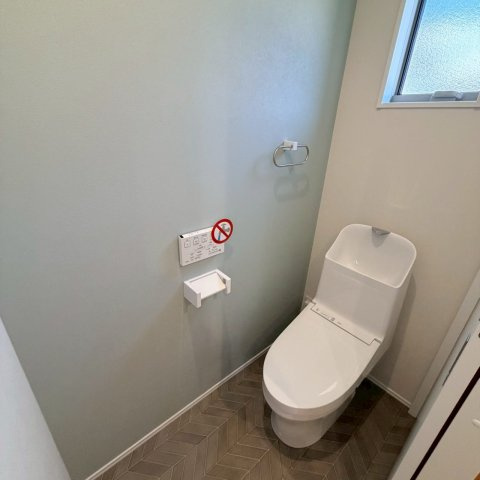 空港通７丁目　新築戸建　3LDKのトイレ|温水洗浄便座付きトイレは、１階と２階の２カ所に設置されているため、家族が重なる忙しい朝の時間帯も慌てずに済み、お手入れがしやすい形状でいつでも爽やかでクリーンな空間をキープできる。