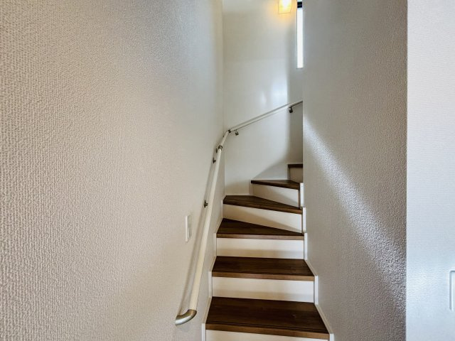 GRAFARE守山区上志段味5期｜名古屋市の戸建ならホームアップの内装|【売主施工例】小さなお子様からご年配の方まで。家族みんなが安心して上り下りできるよう、安全性に配慮した手すり付き階段