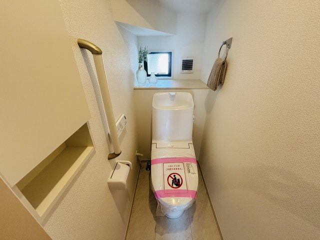 GRAFARE守山区上志段味5期｜名古屋市の戸建ならホームアップの玄関|【売主施工例】2か所にトイレを完備。混み合う朝や来客時も安心の設計！