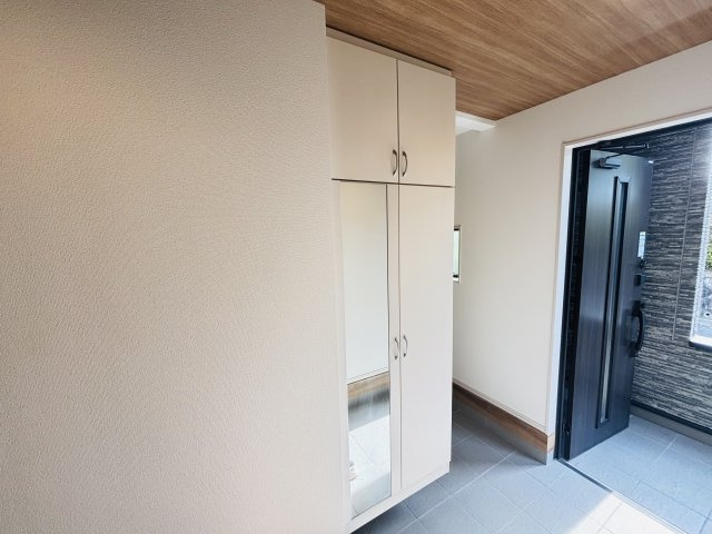 GRAFARE守山区上志段味5期｜名古屋市の戸建ならホームアップの玄関|【売主施工例】大容量のシューズボックスで、散らかりがちな玄関もスッキリ。