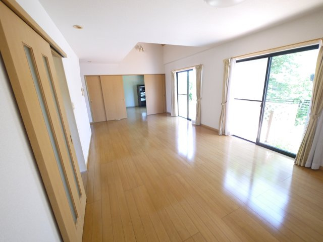 山武郡九十九里町作田　中古戸建の居間・リビング|内装リフォーム済み令和8年5月 平成14年2月築３SLDKリビング約19.6帖吹抜け閑静な分譲地内　