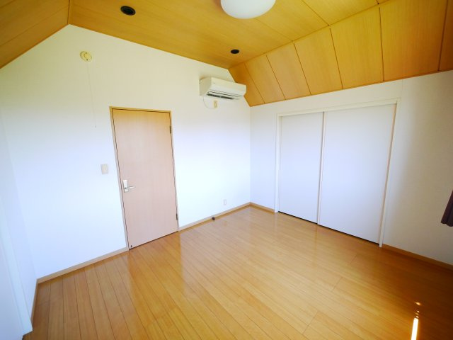 山武郡九十九里町作田　中古戸建の洋室|内装リフォーム済み令和8年5月 平成14年2月築３SLDKリビング約19.6帖吹抜け閑静な分譲地内　