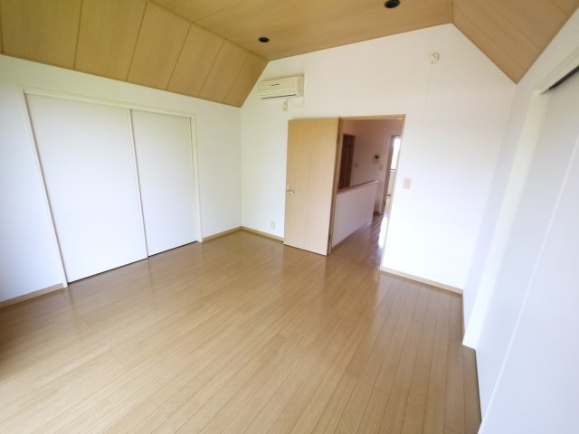 山武郡九十九里町作田　中古戸建の洋室|内装リフォーム済み令和8年5月 平成14年2月築３SLDKリビング約19.6帖吹抜け閑静な分譲地内　