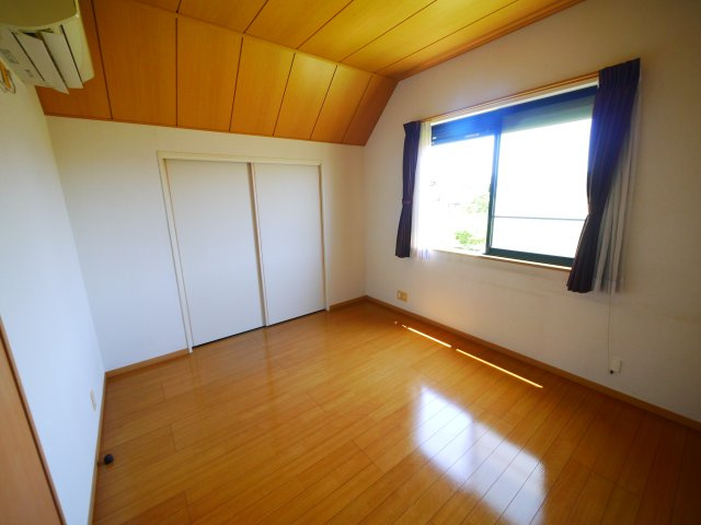 山武郡九十九里町作田　中古戸建の洋室|内装リフォーム済み令和8年5月 平成14年2月築３SLDKリビング約19.6帖吹抜け閑静な分譲地内　