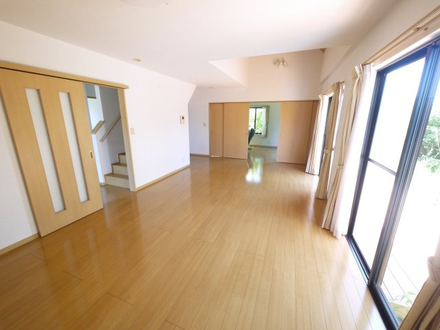 山武郡九十九里町作田　中古戸建の居間・リビング|内装リフォーム済み令和8年5月 平成14年2月築３SLDKリビング約19.6帖吹抜け閑静な分譲地内　