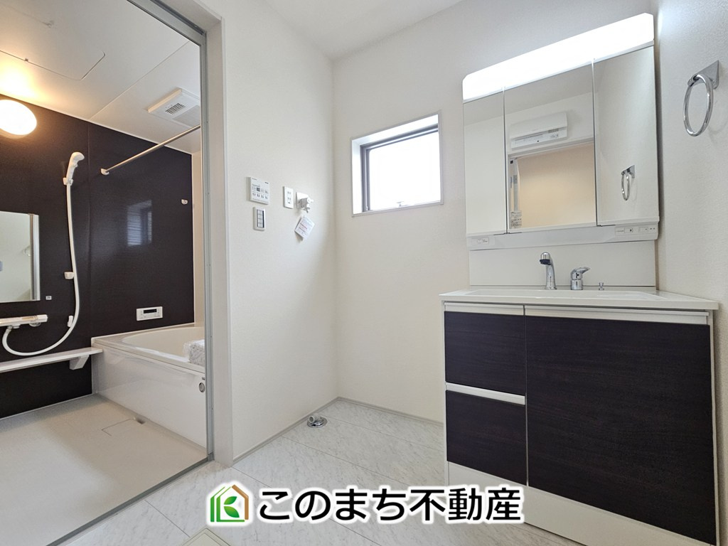 LiveleGarden.S下野市上大領の洗面所|同社施工物件の写真です。※建具やフローリング、その他仕様が違う場合がございます。シャンプードレッサーで朝の身支度♪伸びるホースでお掃除も簡単清潔です！
