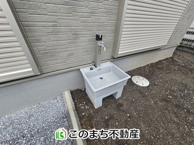 LiveleGarden.S下野市上大領の庭|外水栓は立水栓となっておりますので、お子様の上履きアウトドア用品のお手入れにも活躍します。
