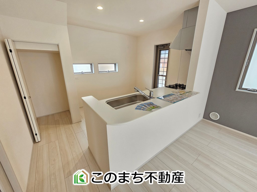 LiveleGarden.S下野市上大領のキッチン|キッチンは対面式のシステムキッチンです。腰壁があるので、生活感が出がちなスペースを隠すことができ、リビング・ダイニングをすっきり見せることができます◎