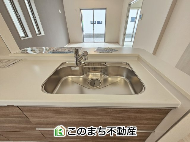 LiveleGarden.S下野市上大領のキッチン|同社施工物件の写真です。※建具やフローリング、その他仕様が違う場合がございます。