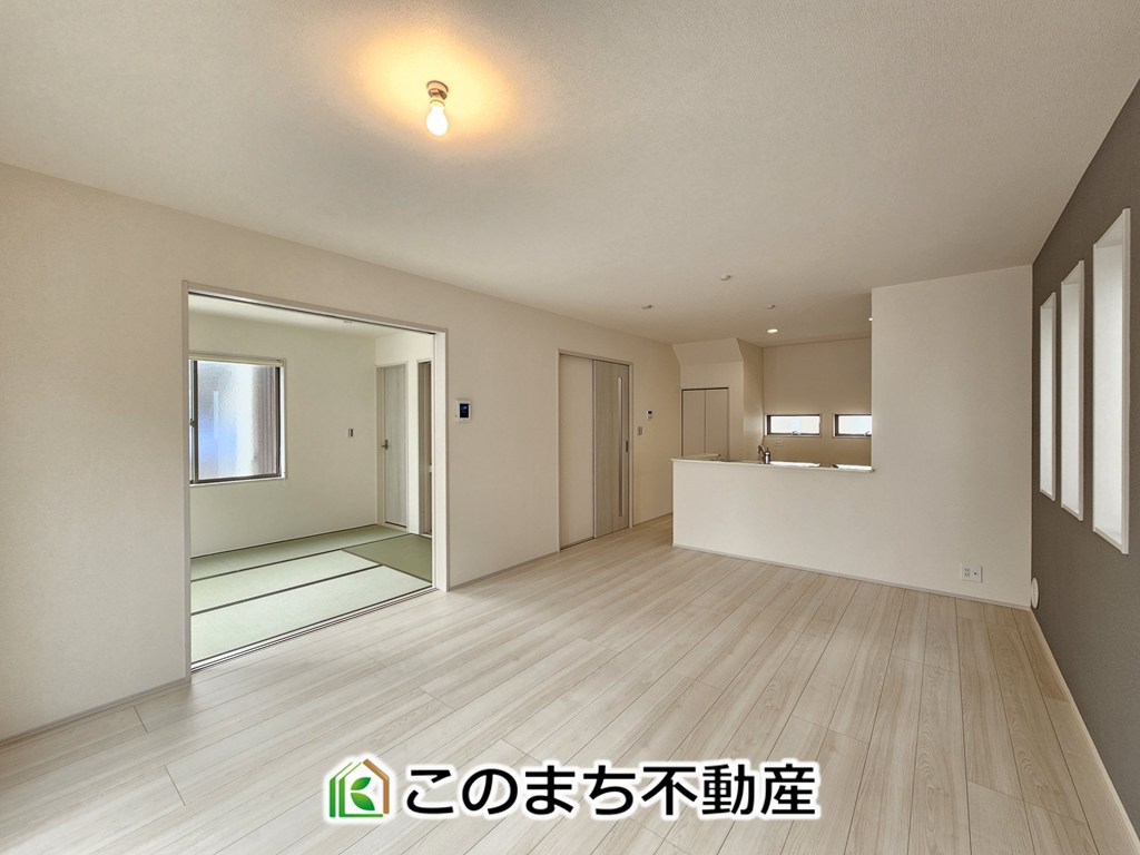 LiveleGarden.S下野市上大領の居間・リビング|開放感のある広々としたリビング☆家族みんなでゆったりくつろげます♪
南側から暖かな日差しが差し込みます♪キッチンからリビングの様子がよく見渡せます☆
