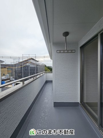 LiveleGarden.S下野市上大領のバルコニー|南向きの大型バルコニーは陽当り良好で、たっぷりのお洗濯物もよく乾きます！
