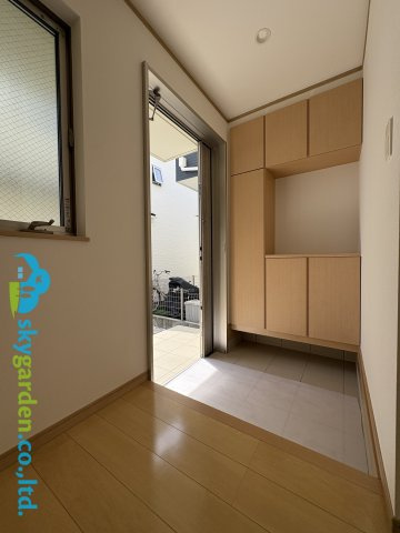 茅ヶ崎市甘沼　中古戸建の玄関|明るい玄関