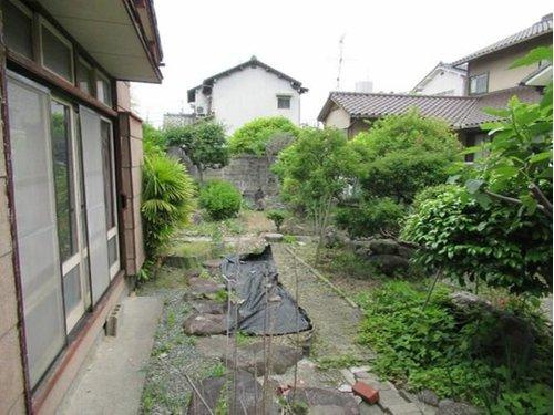 別府市亀川中央町の庭