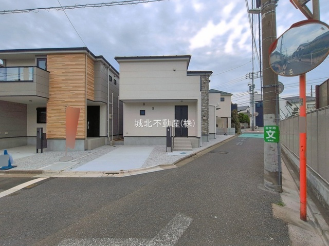 練馬区東大泉6丁目 全2棟 1号棟の前面道路含む現地写真|約6.0ｍ公道×約4.0ｍ公道に面する開放感ある角地を含む全2棟