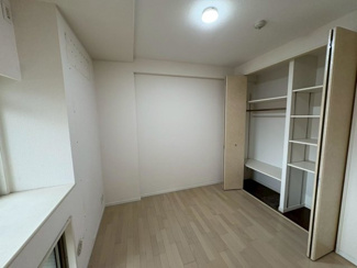 【子供部屋】 | ファミール岸和田プレジオ | 【子供部屋】機能的なクローゼットが備わる洋室は子供部屋としても書斎としてもお使いになれます。白を基調とした内装がおしゃれです。