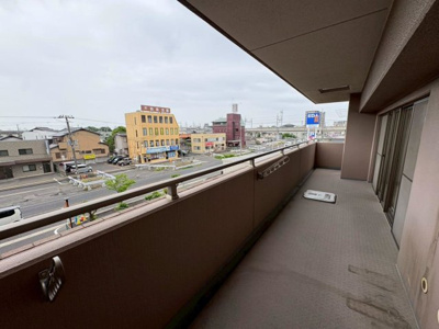 【バルコニー】 | ファミール岸和田プレジオ | 【ワイドコーナーバルコニー】日当たり通風共に良好です。南面ワイドコーナーバルコニーのこの開放感を一度ご覧ください。バルコニーにはスロップシンク、キッチンからの勝手口などもあり何かと便利な造りです。
