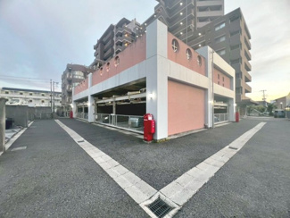 【駐車場】 | ファミール岸和田プレジオ | 【駐車場】敷地内駐車場ございます。空き状況要確認！詳しくは担当までお問い合わせください！