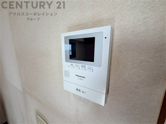 訪問者が来たときにテレビ画面で確認できるため、安心してドアを開けられます。録画機能があるものもあり、留守中に来訪者を記録しておくことができます。利便性が高く、セキュリティ面でも安心です
