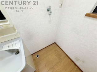 洗濯物の仕分け作業がしやすく、整理整頓が容易になります。洗濯音や湿気を他の部屋に持ち込まず、生活環境を快適に保ちます。上部を活用すれば収納スペースを確保でき洗剤や洗濯用品の整理もしやすくなります。
