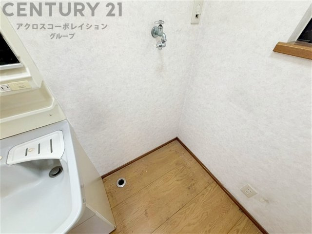 洗濯物の仕分け作業がしやすく、整理整頓が容易になります。洗濯音や湿気を他の部屋に持ち込まず、生活環境を快適に保ちます。上部を活用すれば収納スペースを確保でき洗剤や洗濯用品の整理もしやすくなります。
