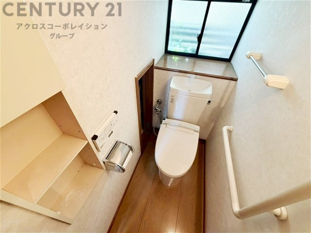 温水洗浄便座付トイレは温水洗浄機能により、暖かい水でおしりを洗浄することができ、冷たい水を使う従来の便座に比べ、温水洗浄機能で暖かいトイレを提供し、快適な使用を可能にします。
