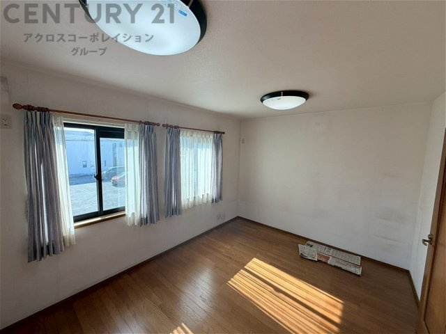 日照が豊富で明るく、自然光を取り入れることができる。温暖な気候を活かし、冬季の暖房負荷を軽減。植物の育成や乾燥衣類の自然乾燥に適しています。眺望が良く、開放感があります。
