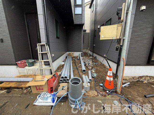 平塚市平塚2丁目  　新築戸建　全２棟の駐車場|5月28日撮影　外構工事中　現地外観
