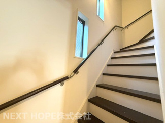 【内装】 | 尼崎市大庄北３丁目中古戸建 | 階段には手すりが設けられております♪お子様も安心安全に昇り降りができます！！