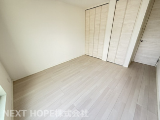 【洋室】 | 尼崎市大庄北３丁目中古戸建 | ３階洋室7帖です温pうに花序にクローゼットが設けられており、たくさんのお洋服・小物が収納できます！！