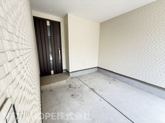【玄関】 | 尼崎市大庄北３丁目中古戸建 | 玄関ドア前は車庫になっております♪