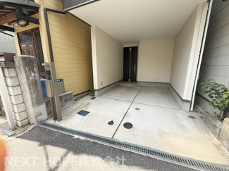 【駐車場】 | 尼崎市大庄北３丁目中古戸建 | 車庫です♪大切な自動車を雨・風から守ってくれます！防犯面も安心ですね！
