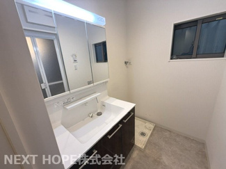【独立洗面台】 | 尼崎市大庄北３丁目中古戸建 | １階洗面化粧台です♪シャワー水栓で使い勝手も良いです！鏡は三面鏡になっております！！洗面台横には室内洗濯機置き場もございます！！