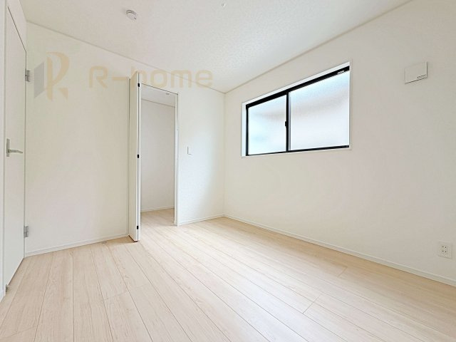 古河市関戸第1　新築戸建て　1号棟の洋室|収納便利なウォークインクローゼット付きの洋室♪
明るく風通しの良いお部屋です♪