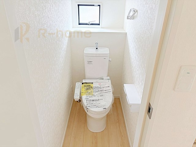 古河市関戸第1　新築戸建て　1号棟のトイレ|温水洗浄便座付きのトイレ。
トイレが２ヵ所設置で朝の忙しい時間でも安心です。