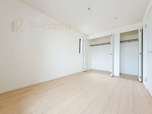 古河市関戸第1　新築戸建て　1号棟の洋室|どんな部屋家具も合わせやすいシンプルな洋室！たっぷりの日差しと心地よい風が舞い込む住まい♪