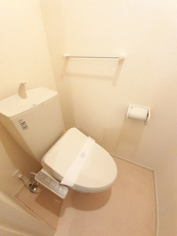 ノイ・レーベンＢのトイレ|落ち着いた色調のトイレです