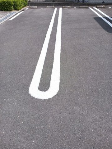 プラシード　Ｂの駐車場|車をお持ちの方に嬉しい駐車場付きの物件です