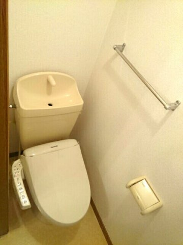 マルベル宇多津のトイレ|落ち着いた色調のトイレです