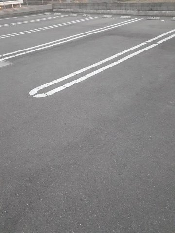 フェリーチェ丸亀の駐車場|車をお持ちの方に嬉しい駐車場付きの物件です