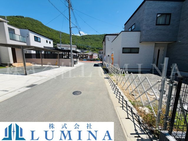 甲府市羽黒町　新築戸建の前面道路含む現地写真