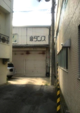 御陵鴫谷倉庫の外観