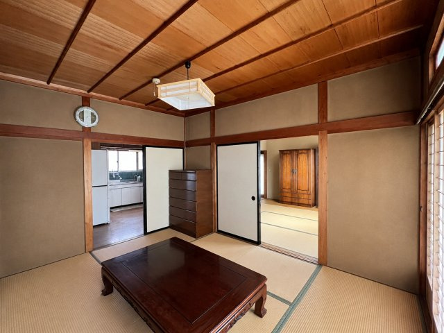 米子市旗ヶ崎９丁目　中古住宅の和室|キッチンに続く和室６帖