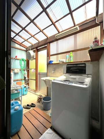 米子市旗ヶ崎９丁目　中古住宅の設備|キッチン横、物置に洗濯置き場有