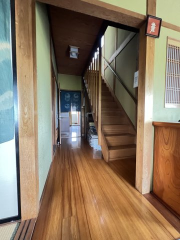 米子市旗ヶ崎９丁目　中古住宅のその他|玄関からキッチンに向かう廊下
