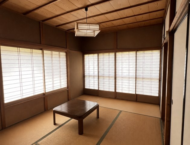 米子市旗ヶ崎９丁目　中古住宅の和室|玄関入ってすぐの和室６帖
