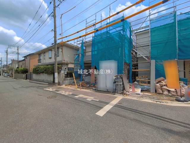 練馬区東大泉6丁目 全2棟 2号棟の前面道路含む現地写真|約6.0ｍ公道×約4.0ｍ公道に面する開放感ある角地を含む全2棟
